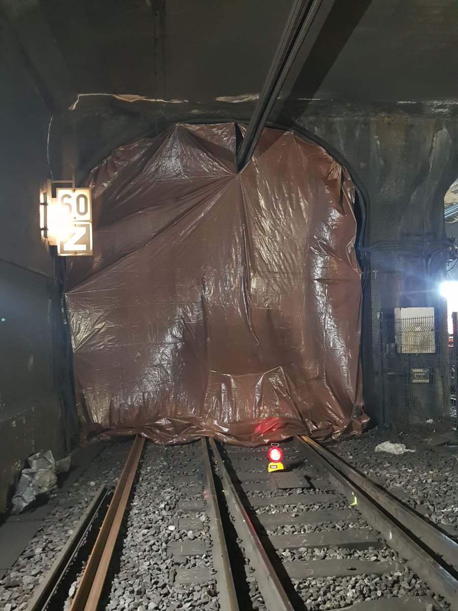 Peut-être le chantier de renouvellement de voie le plus complexe qui soit. Les deux "tubes" 1S &amp; 2S qui permettent de "sortir" en surface depuis Paris Austerlitz pour les trains du <a href="/RERC_SNCF/">RER C</a>. Il faut aussi ventiler pour la santé des opérateurs. Bravo aux équipes ! #IPSO <a href="/eiffage/">Eiffage</a>