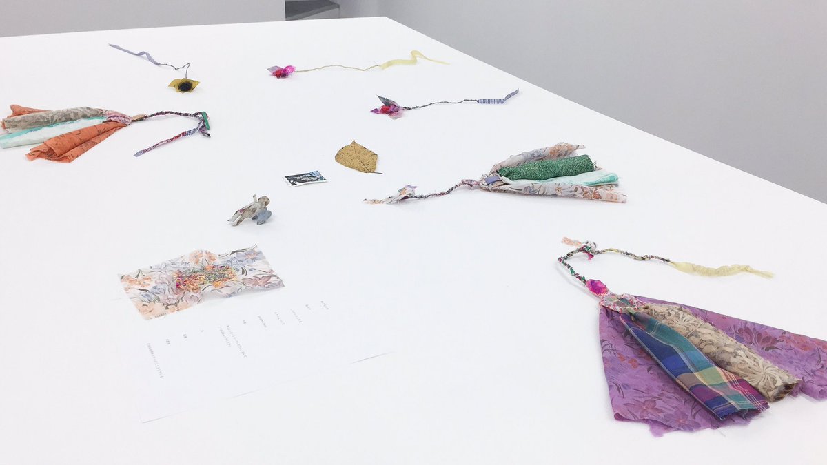 SaoriHmn's tweet photo. 安藤晶子さんの新作素晴らしかった。今後布がより展開していくと予想。(商品としてのハンカチ、素材のリメイクはあるけれど)オリジナルのテキスタイルを期待。そしてそれがコラージュの素材として還元されるという図式、純度が上がる
#AkikoAndo Garden #LEESAYA
#安藤晶子 個展「庭園」 https://t.co/h9ajRy0dxd
