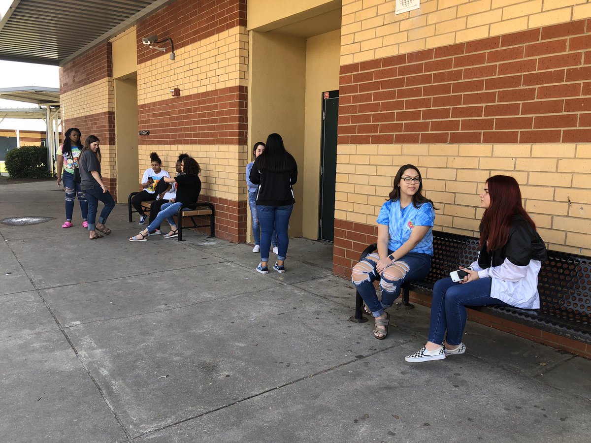 cfhsann88's tweet photo. Photography and Creative Writing students commingle for Humans of CF Project!  Excited!  @CFHPrincipal @cfhighschool #teaching #WritingCommunity #Creative https://t.co/1LoirE54Iu