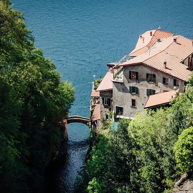 L’orrido di Nesso, sul lago di Como, è uno dei pochi luoghi del Lario descritti nel Codice Atlantico da Leonardo da Vinci. «Terra dove cade uno fiume con grande empito», scriveva Leonardo. ⁠
⁠
Nel punto in cui il torrente sfocia nel lago, troviamo il… ift.tt/39RvvoK
