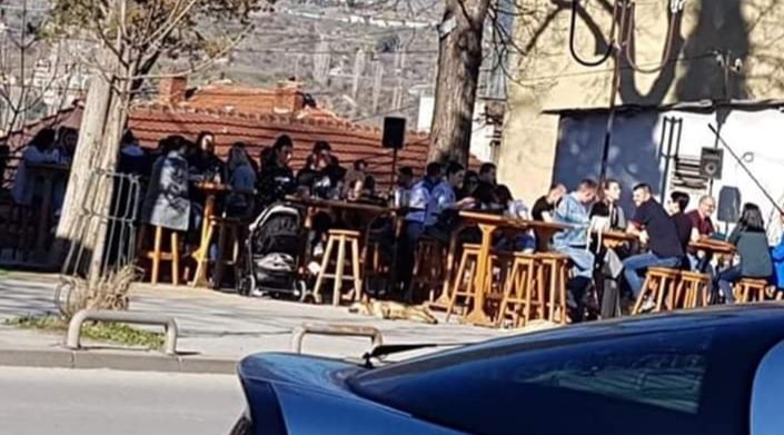 СЕРИОЗНИ ЛИ СТЕ?
Каде е два метра оддалеченост, каде се препораките за самоизолација? Пусто македонче бре после Филипче ви е крив...