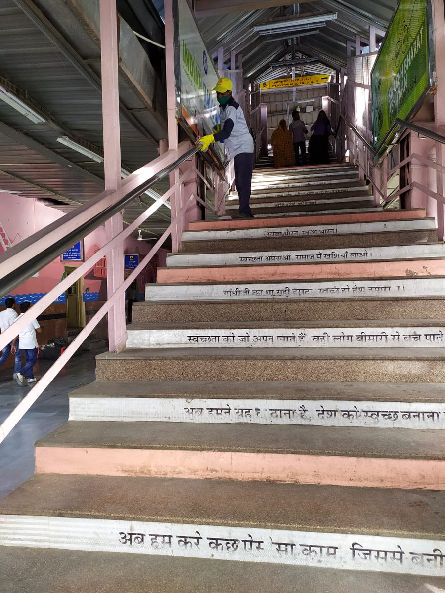 DespLnk's tweet photo. #उत्तर_पश्चिम_रेलवे के #जयपुर_मंडल के #जयपुर_जंक्शन पर सफाईकर्मियों द्वारा #COVID19 के संक्रमण के हर सम्भावित स्थान को गहन रूप से साफ किया जा ���हा है। #CoronaVirusUpdate #CoronavirusPandemic #SwasthaBharat #coronavirus https://t.co/2mSJZz6LYr