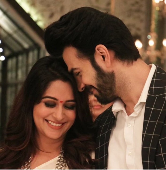 kumudha_lovee's tweet photo. Thank you for brought tz fresh concept in ITV. Thank you team for breaking many stereotypes in ITV. Thank you makers for giving us SonakshiRastogi nd RohitSippy. Thank you Sandiip sir for giving us RoNakshi. 

#KHKTAnEmotion 

@ms_dipika @karanvgrover22 @StarPlus @SandiipSikcand https://t.co/gAcXbG4YXA