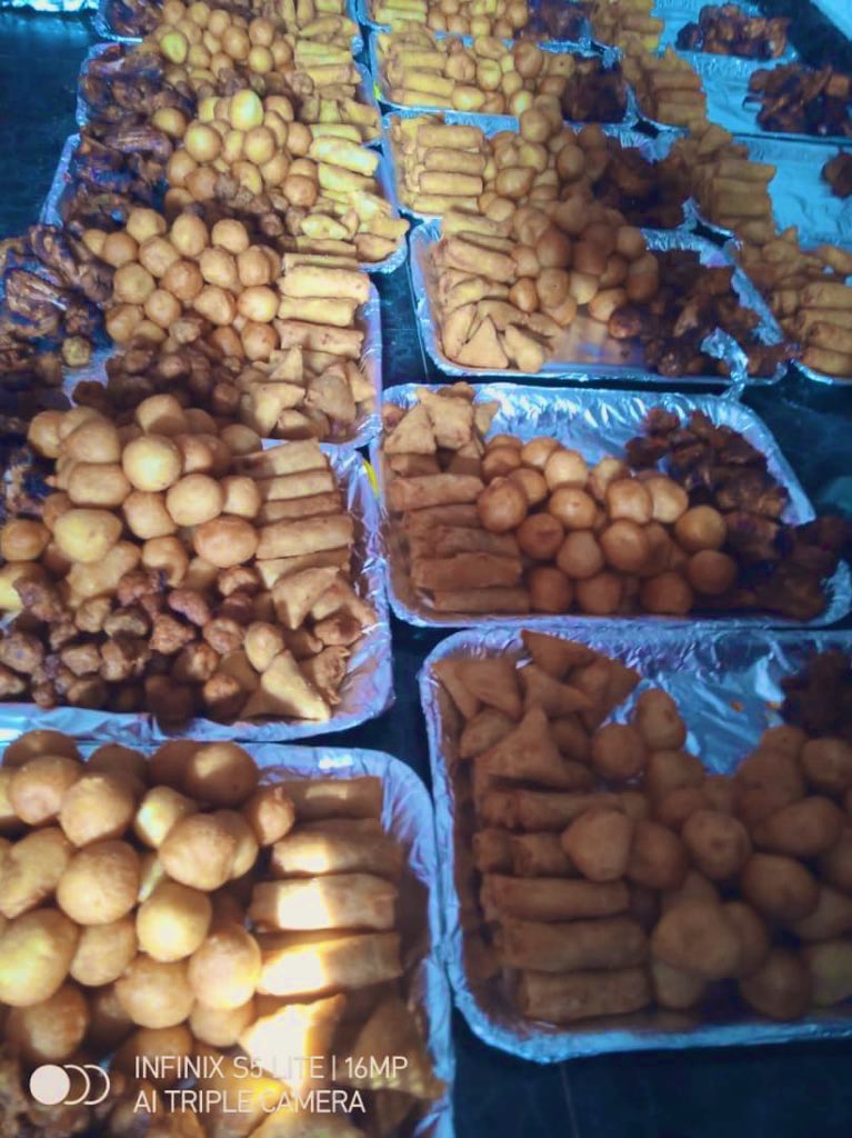 miss_she_du's tweet image. We had our first FLASH SALE party yesterday. 

The plan was to make just 10 trays of small chops but we ended up doing 35 trays. 

Thank you all so very much for patronizing us 😁