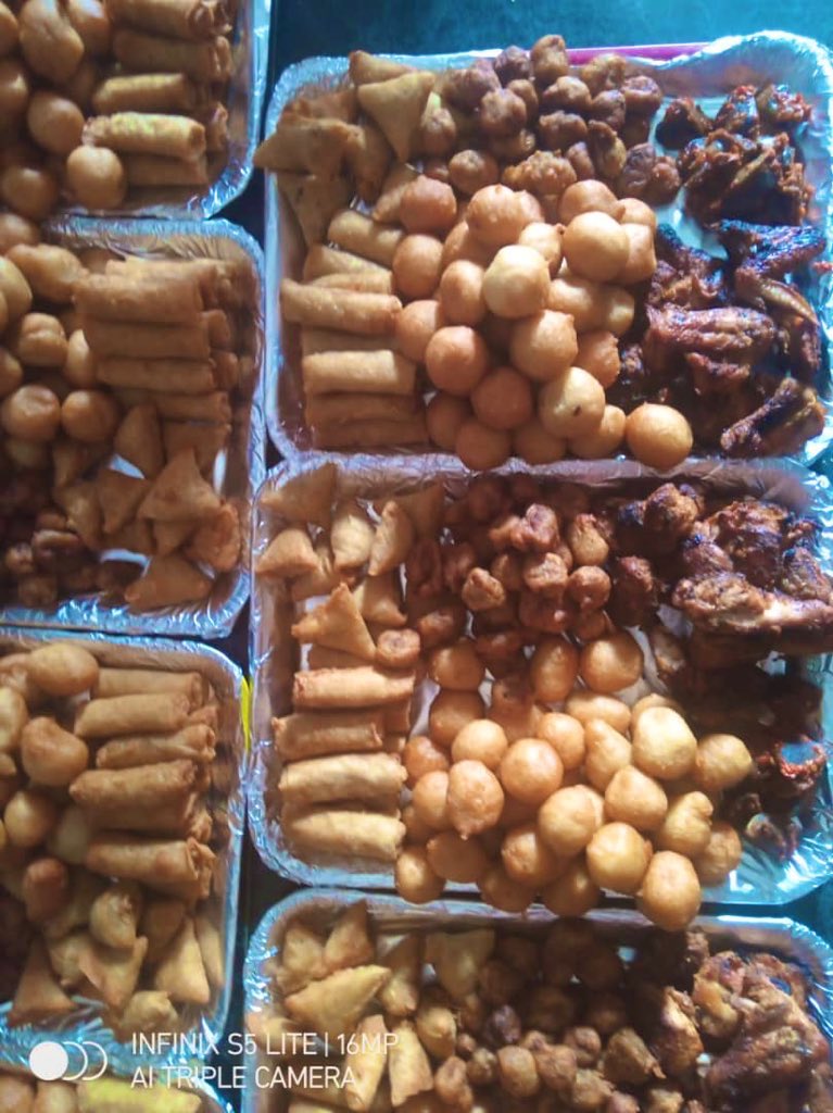 miss_she_du's tweet image. We had our first FLASH SALE party yesterday. 

The plan was to make just 10 trays of small chops but we ended up doing 35 trays. 

Thank you all so very much for patronizing us 😁