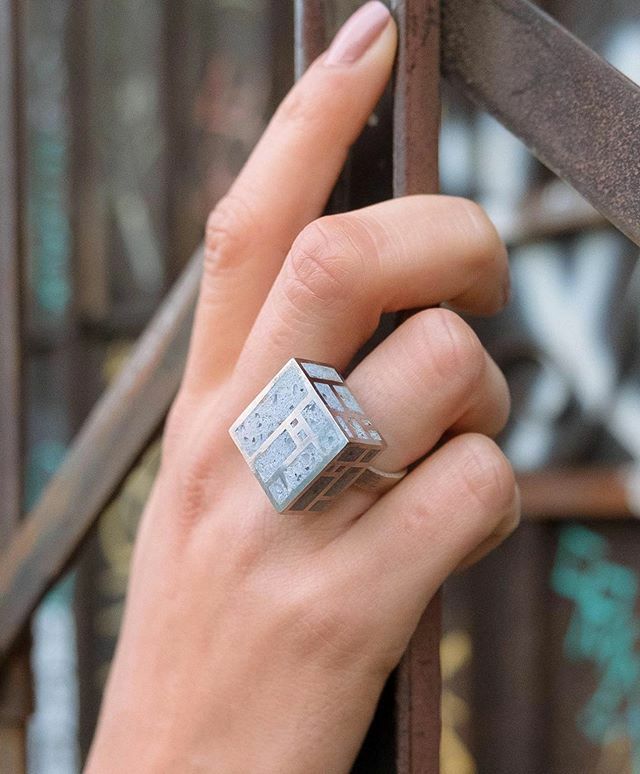 Make a bold statement with this Piet Mondrian-inspired ring from @zimartydotcom featuring a 3D printed frame made of stainless steel. Once the geometric cube is made, it’s filled with concrete, cured, and then hand polished for a slight industrial feel. ift.tt/33hGK7v