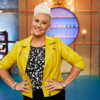 AnneBurrellFan's tweet photo. Catch my fav @chefanneburrell #VegasChefPrizefight 4 pm ET @FoodNetwork TODAY!!  #CourageintheKitchen Don't miss it!! LOVE this show!! 🥰🥰🥰 https://t.co/kINChf0KLu