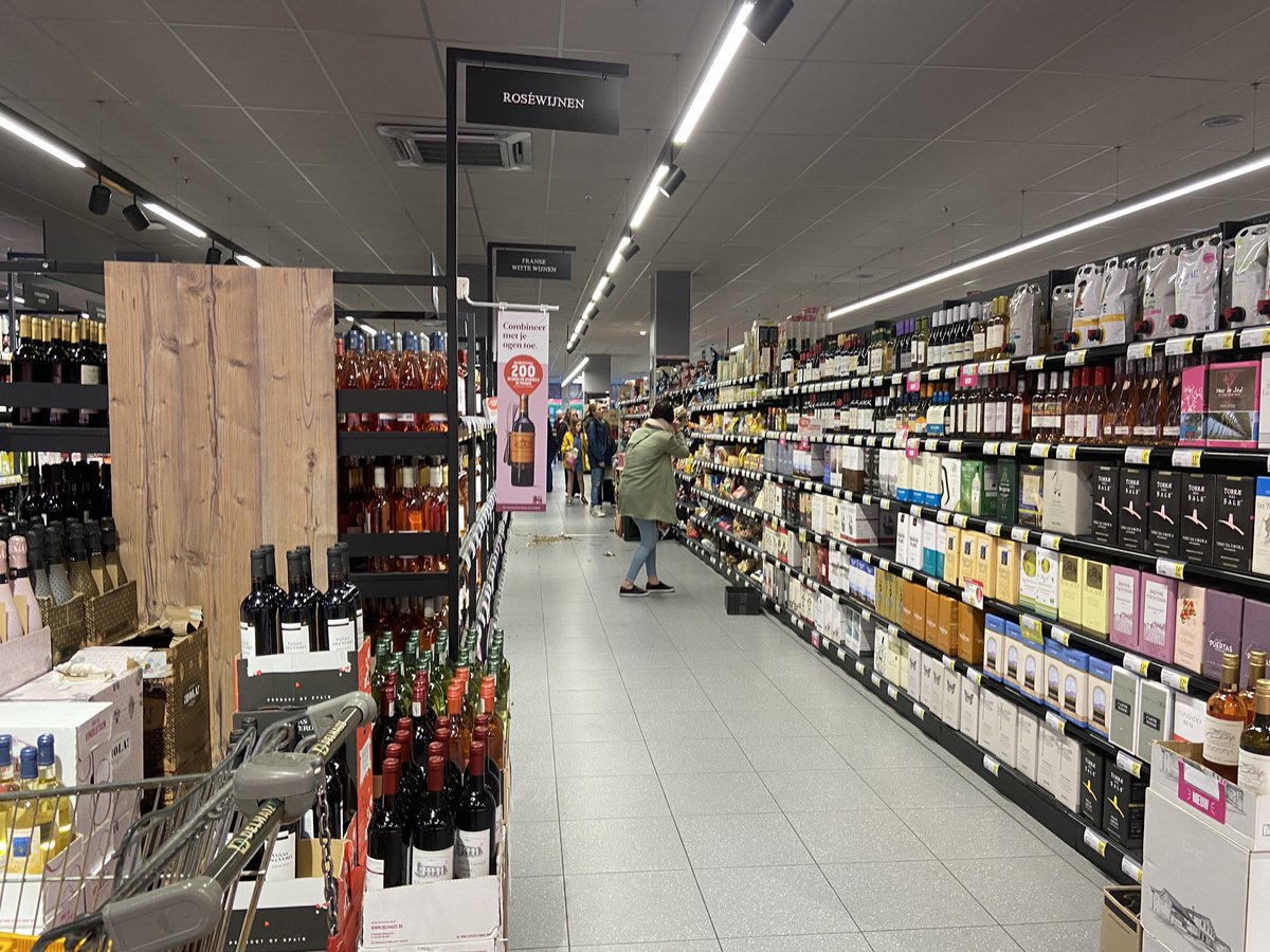 Vandaag in de supermarkten: rustig winkelende mensen en volle rekken (behalve toiletpapier, met dank aan de Vereniging van Toiletpapierverzamelaars die geheel toevallig gisteren en eergisteren hun jaarlijkse papierslag organiseerden).