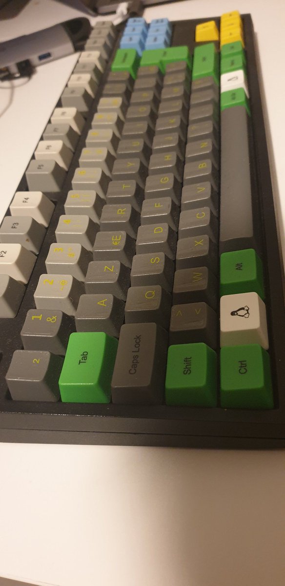 SamMcCandless's tweet photo. @thibaultleouay J'ai custom les touches pour le côté rétro. Et oui ya des frais de port assez élevés et de douane malheureusement. https://t.co/Q2HNQ68pNj