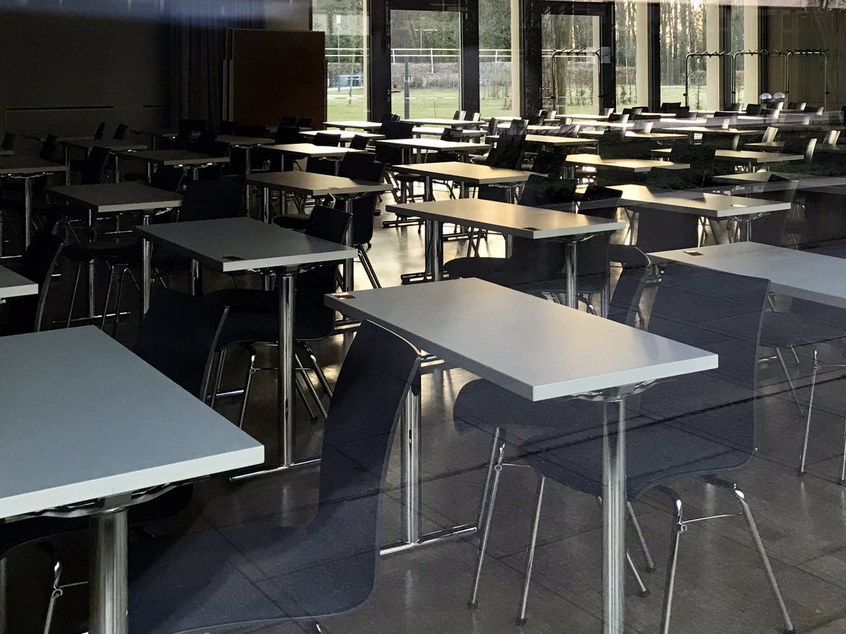 Während ihr am Montag auf eurem kuschligen Sofa Homeoffice macht (ja, ja ich weiß, dass das nicht jeder macht 😉) sitze ich mit 100 anderen Menschen aus Sachsen-Anhalt, Brandenburg und Berlin in diesem Raum für 5h und teste die Ausbreitung von #coronavirus für euch 🥳