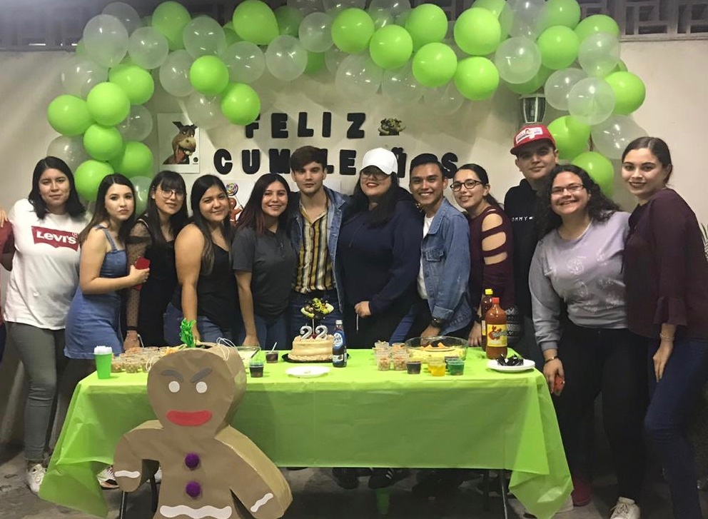 vxrdugo_'s tweet photo. Ayer mis amigos me hicieron una fiesta sorpresa de Shrek 💚 https://t.co/yMgra90faU