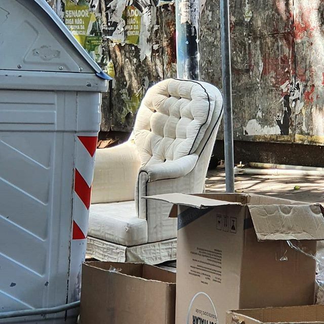 📸 @r.rcarvalho .
.
.
.
#streetcouchesbr #streetcouches #streetcouching #streetcouch #street #streets #couch #couches #sofa #sofas #abandoned #abandonedsofa #furniture #chill #streetchair #streetchairs #chair #chairs #sofaderua #portoalegre #poa #riog… ift.tt/2vlDFXo
