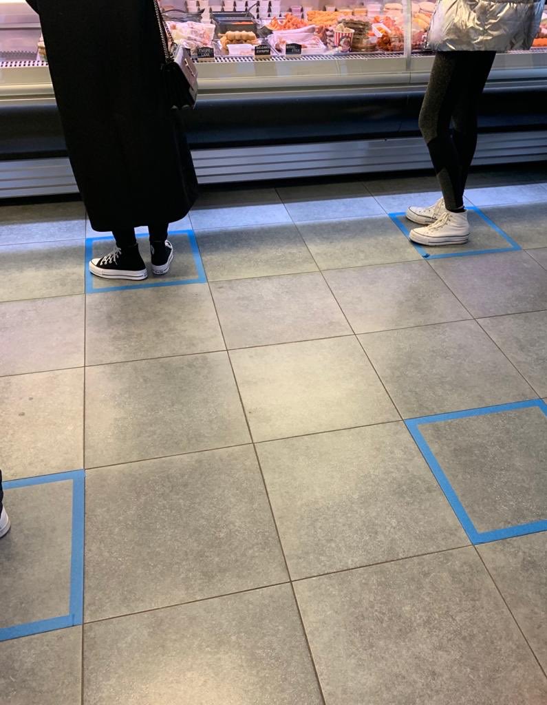 In ‘t frituur schuiven we énkel aan in de blauwe vakjes. Simpelweg geniaal! 🥳 #COVIDー19 #COVID2019NL #CoronaOutbreak