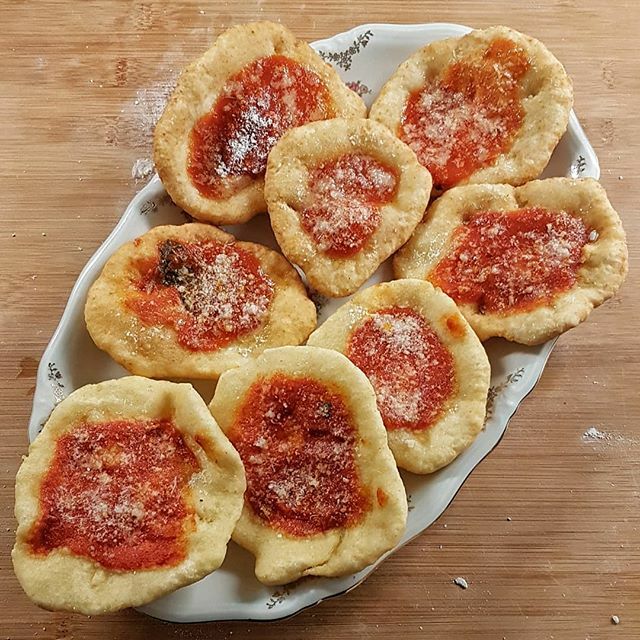 GroovyElisa's tweet photo. #iorestoacasa a fare cose che non facevo da almeno 15 anni... pizzelle fritte di nonna Elisa! https://t.co/m7aJSX3NU6 https://t.co/uuJVfM5zPO