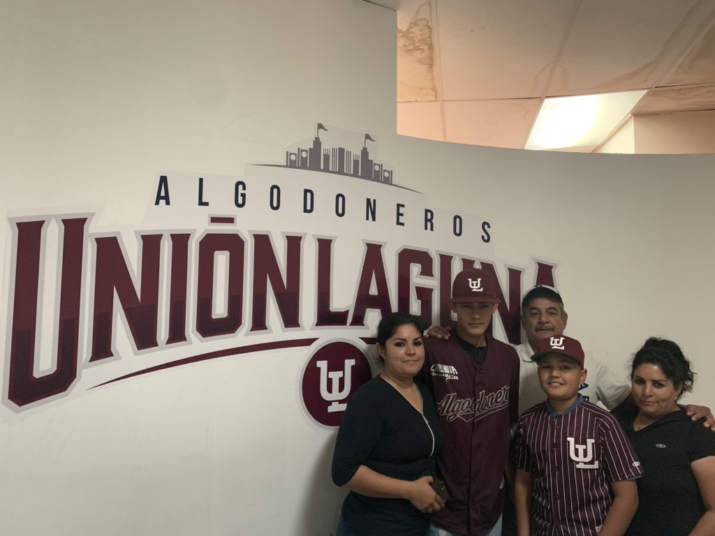 AAlgodoneritos's tweet photo. Carlos y Cesar Sandoval, junto a sus papás, asistieron a firmar para formar parte de forma oficial a nuestra familia y ya pertenecen a nuestra organización @AlgodonerosUL 
¡Bienvenidos! 
#LaUniónHaceHistoria https://t.co/slh93DgL3N