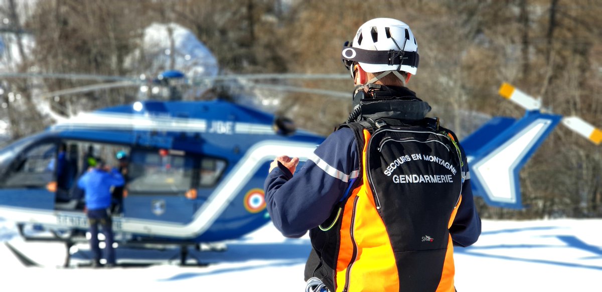 PGHMJausiers's tweet photo. [EXERCICE SECOURS]🏔🚁
Nous avons réalisé un exercice secours en paroi enneigée avec l'appui du #SAMU04 et Choucas 04. Le but était de faire travailler un de nos secouristes qui rejoindra prochainement le #CNISAG pour suivre la formation de chef de caravane qui durera 3 semaines. https://t.co/qdRb3NqUtW
