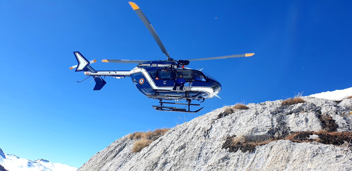 PGHMJausiers's tweet photo. [EXERCICE SECOURS]🏔🚁
Nous avons réalisé un exercice secours en paroi enneigée avec l'appui du #SAMU04 et Choucas 04. Le but était de faire travailler un de nos secouristes qui rejoindra prochainement le #CNISAG pour suivre la formation de chef de caravane qui durera 3 semaines. https://t.co/qdRb3NqUtW