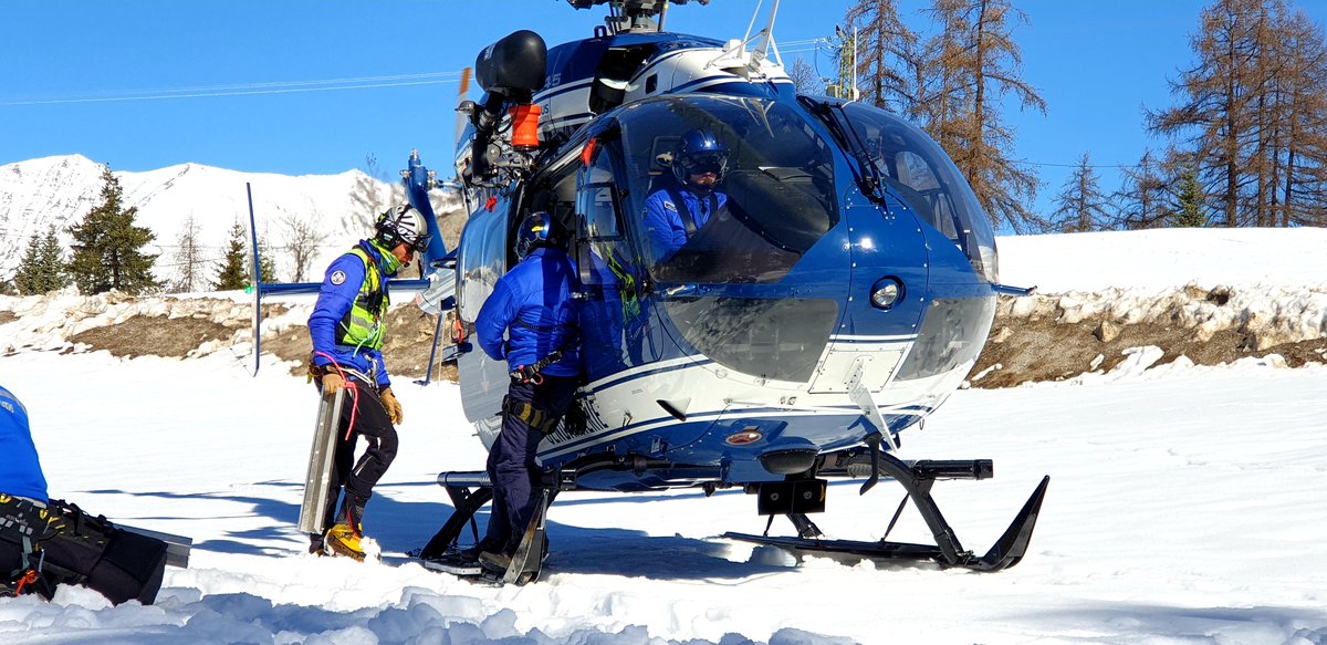PGHMJausiers's tweet photo. [EXERCICE SECOURS]🏔🚁
Nous avons réalisé un exercice secours en paroi enneigée avec l'appui du #SAMU04 et Choucas 04. Le but était de faire travailler un de nos secouristes qui rejoindra prochainement le #CNISAG pour suivre la formation de chef de caravane qui durera 3 semaines. https://t.co/qdRb3NqUtW