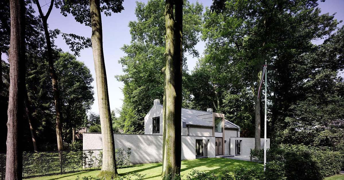 dutchdipnl's tweet photo. From a terse house to a modern, characteristic object designed by Bob Manders. He named it 'Villa Hei'. Like!
#library #books #interiorbook #bobmanders #villahei #architecture #design #interior #interiordesign #interiorlover #interiorblogger #leemwonen #vitadilusso #blogazine https://t.co/REBSejZBqh