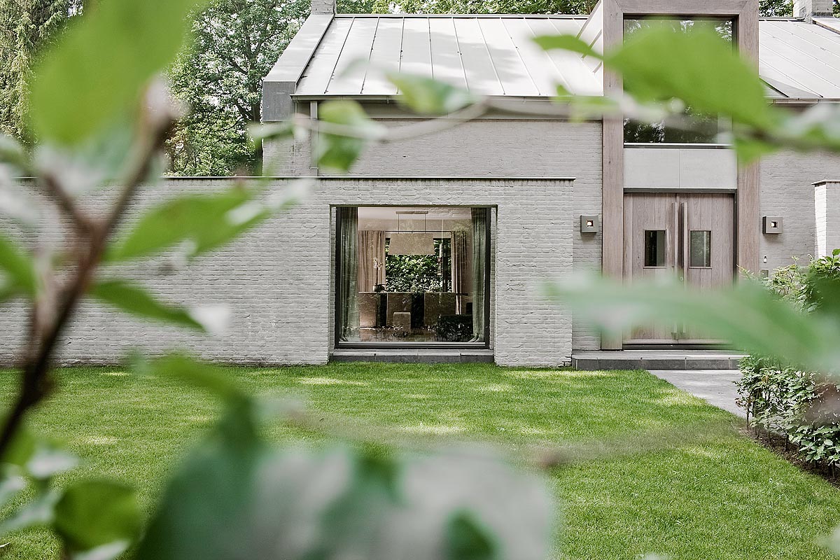 dutchdipnl's tweet photo. From a terse house to a modern, characteristic object designed by Bob Manders. He named it 'Villa Hei'. Like!
#library #books #interiorbook #bobmanders #villahei #architecture #design #interior #interiordesign #interiorlover #interiorblogger #leemwonen #vitadilusso #blogazine https://t.co/REBSejZBqh