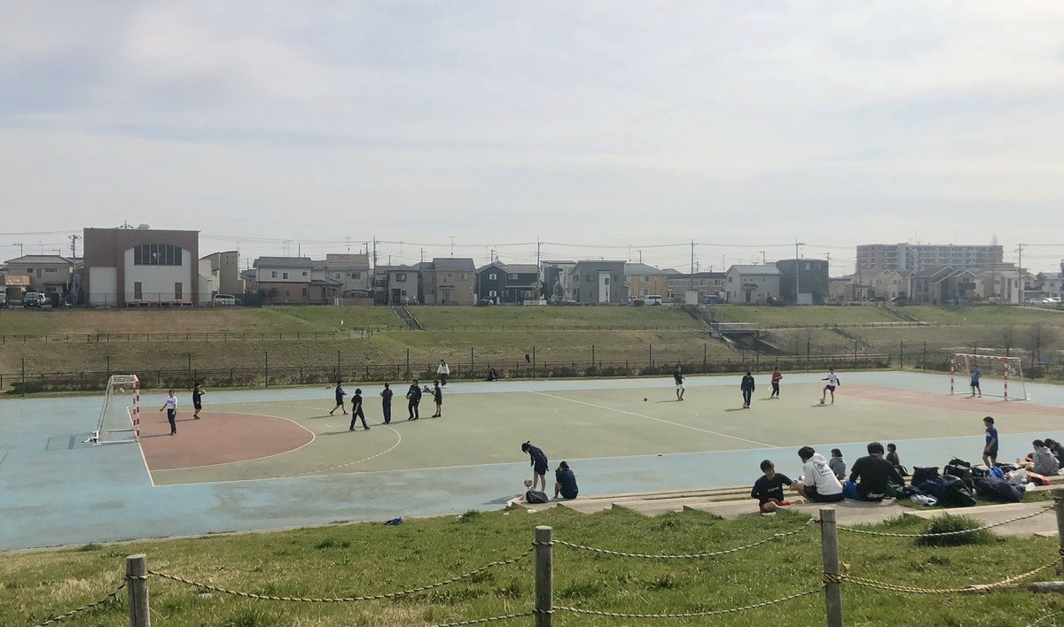 Handball Station 一昨日のこと 埼玉県吉川市の中央緑地公園にあるハンドボールコート に市内外の中高生たちが多数集まり 大好きなハンドボールに興じていた しかし ほどなく巡回にきた教員たちから解散要請が出され あれほど賑やかだったコートが
