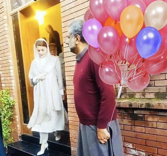 SHABAZGIL's tweet photo. فوٹو شاپ کرنے والے بھی حد کر دیتے ہیں۔ فوٹو شاپڈ غبارے سے ہٹ کر فیملی لمیٹڈ کا ڈر کتنا ہے وہ آپ محترم سابق وزیراعظم کے کھڑے ہونے سے دیکھ سکتے ہیں۔ https://t.co/uRi1pB266f