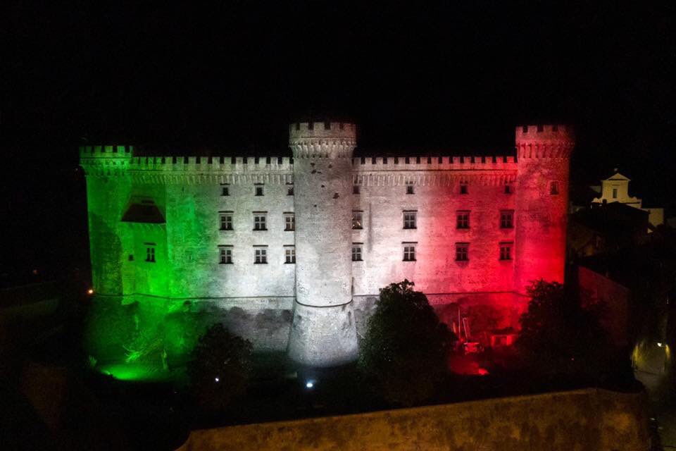Questa è decisamente meglio. Il tricolore illumina il Castello di #Bracciano #andratuttobene foto #MarcoBau