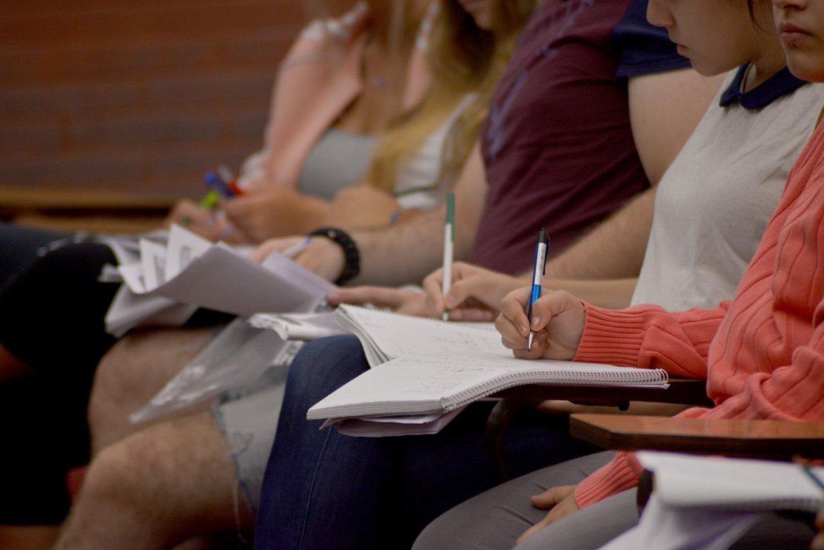 Exactas_UBA's tweet photo. Se modificó el inicio de clases presenciales: Comienzan el lunes 30 de marzo a fin de adecuar las actividades de docencia a las distintas recomendaciones oficiales para la contención de la transmisión del COVID-19, de acuerdo a las particularidades de nuestra Facultad. https://t.co/waFnXZq4CO