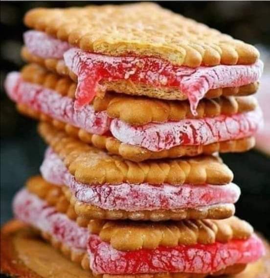 الجانو يطبگون بسكتين وبنصهن حلقومه "اين حل بهم النوى" ووين صفا بيهم الدهر☺☺☺😋😋😋