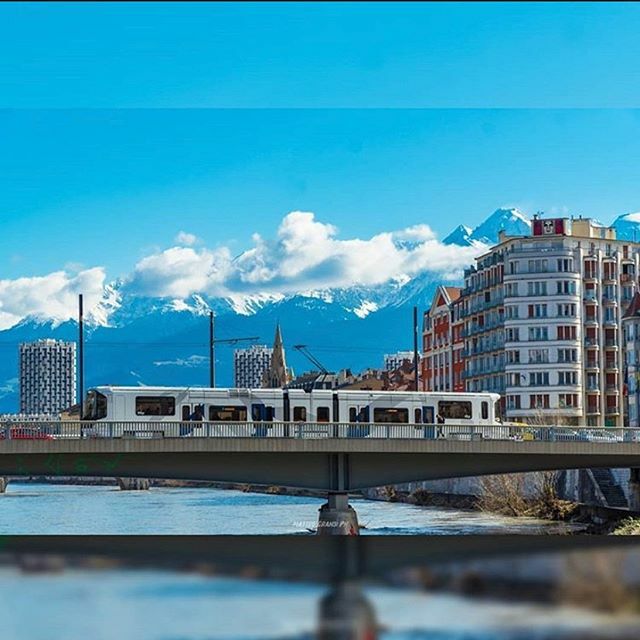 igersgrenoble's tweet photo. Vous présente sa sélection
COUP DE CŒUR ❤️✨
__________________________
Et pendant ce temps la , le tram passe ...
.
🔘PHOTO prise par : @matteo_grandi_ph
N'hésitez pas à découvrir son univers Instagram, à liker et commenter ses photos...
.
🔘Sélectionn… https://t.co/zybYgcmldr https://t.co/sBuEstWdCp