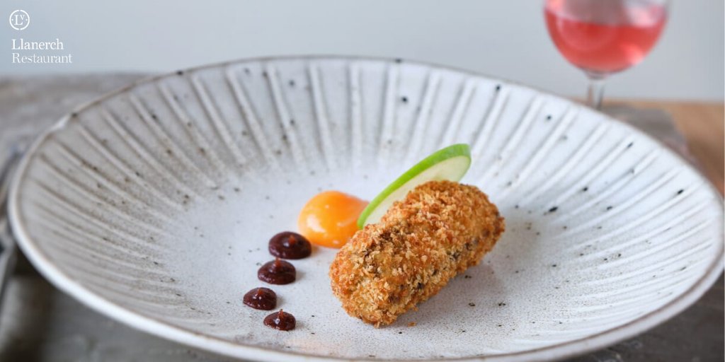 Looking for a starter that's different from the norm.

Try our chef’s crispy pig and black pudding presse, apple, confit egg yolk, date ketchup.

Available on our evening a la carte menu.

llanerch.co.uk/restaurant/din…