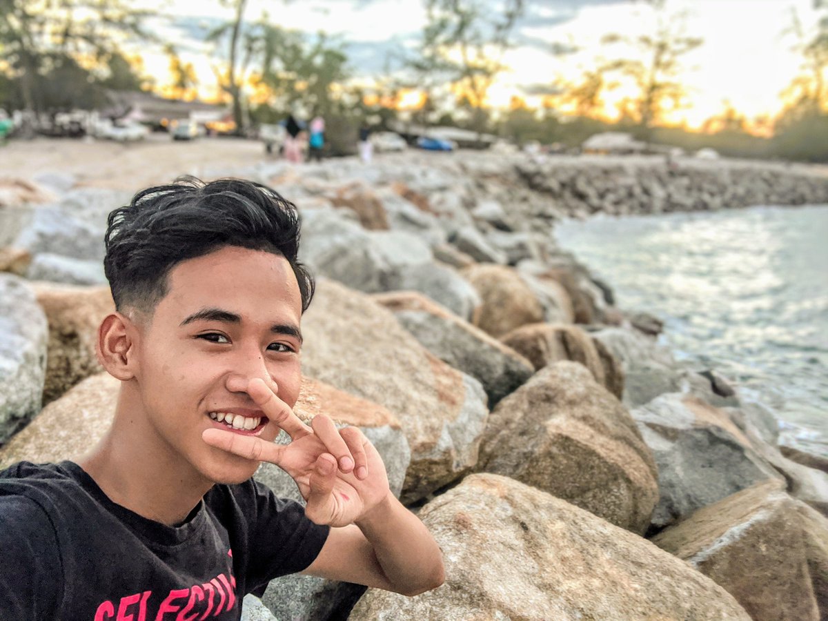 Along38211793's tweet photo. Aku jenis yang kadang² macam budak² kadang² macam tetiba serius dan matured,kadang² suka main² terima kasih pada yg masih stay&amp;mehami dgn aku... https://t.co/Kr4v2F4GZh