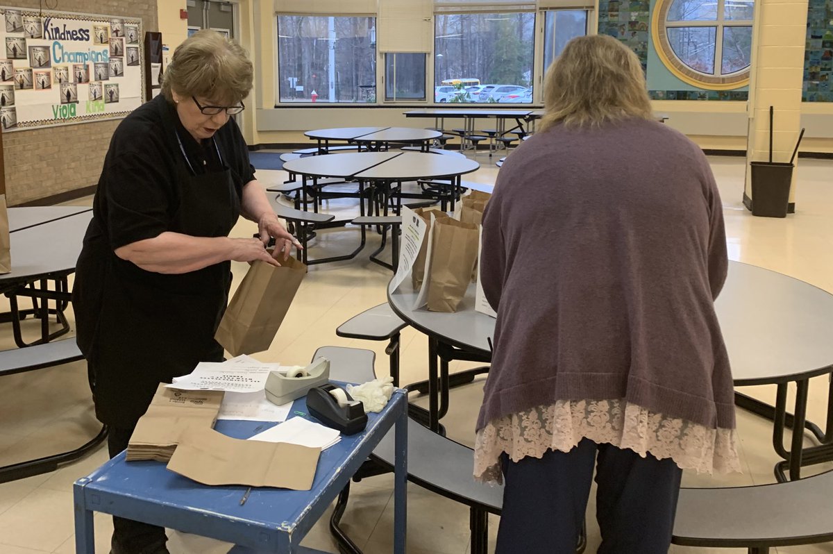ViolaAchieves's tweet photo. ๐TEAM AWESOME in motion as STAFF & STUDENT LEADERS put their organizational skills and their concern for others to HELP ensure all students had lunch ready in time for early dismissal! #DoingForOthers #CommunityMatters https://t.co/s6INzMgI8q