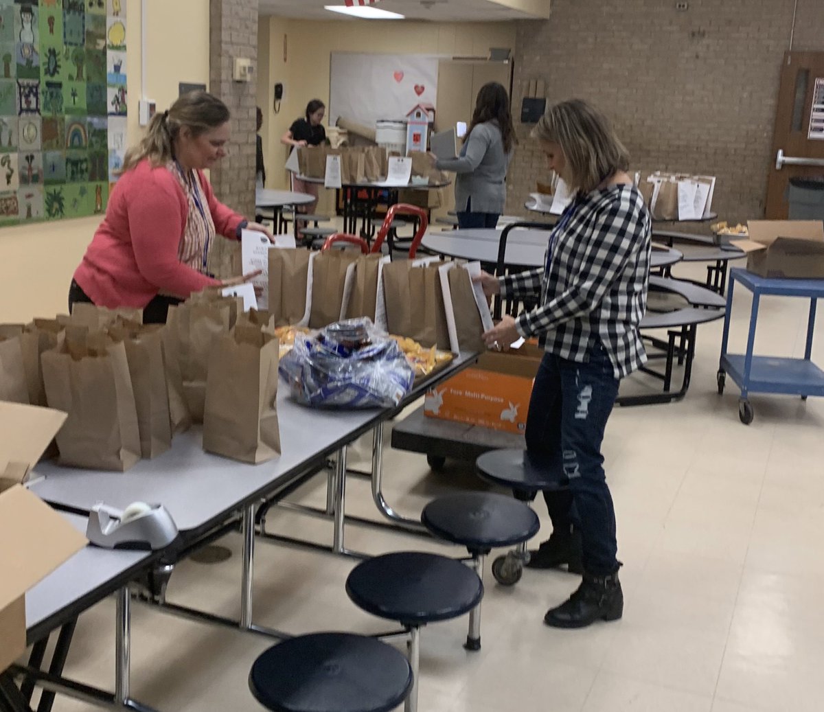 ViolaAchieves's tweet photo. ๐TEAM AWESOME in motion as STAFF & STUDENT LEADERS put their organizational skills and their concern for others to HELP ensure all students had lunch ready in time for early dismissal! #DoingForOthers #CommunityMatters https://t.co/s6INzMgI8q