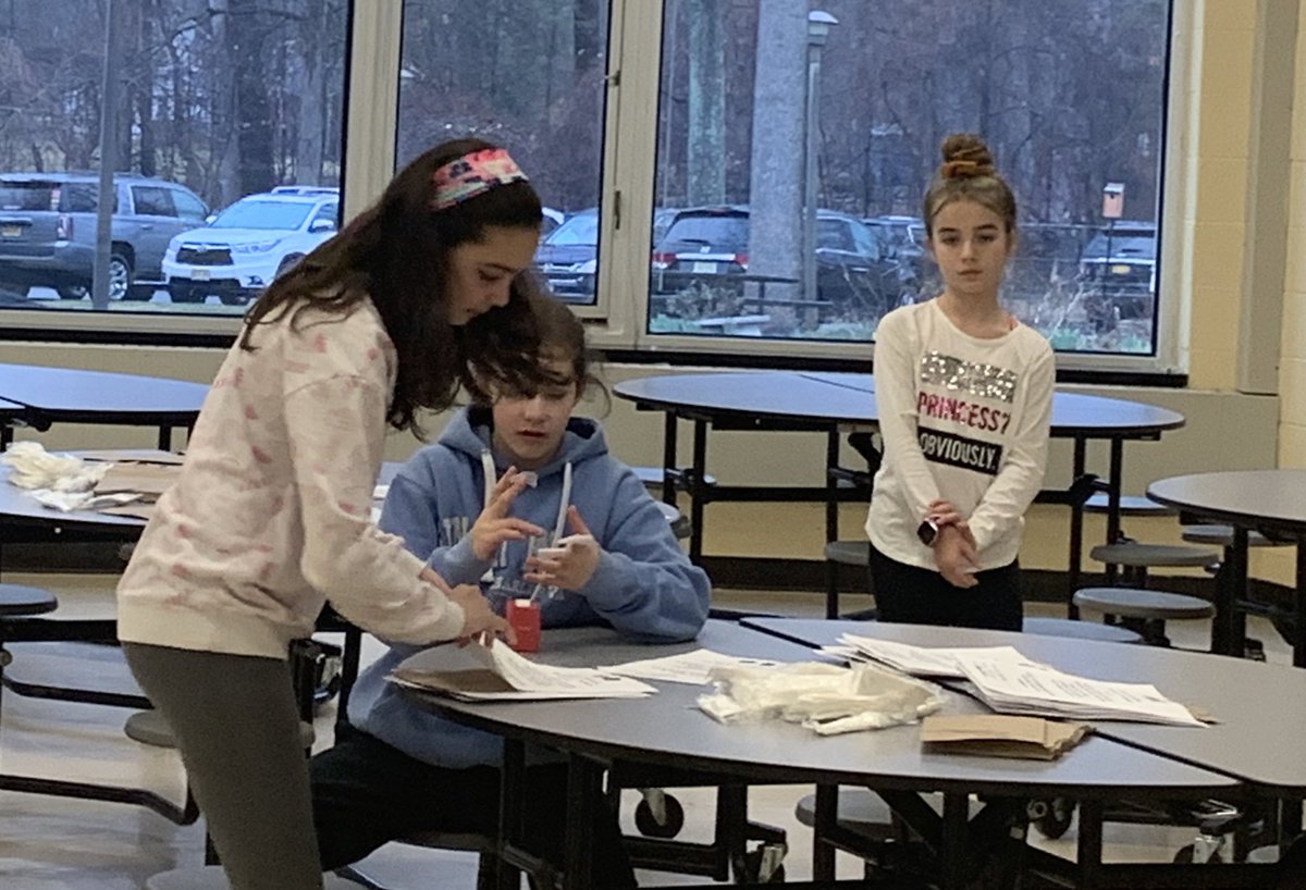 ViolaAchieves's tweet photo. ๐TEAM AWESOME in motion as STAFF & STUDENT LEADERS put their organizational skills and their concern for others to HELP ensure all students had lunch ready in time for early dismissal! #DoingForOthers #CommunityMatters https://t.co/s6INzMgI8q