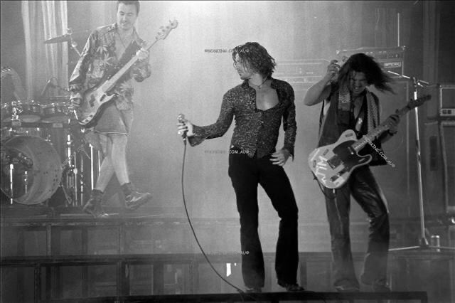 Hutch_Legend's tweet photo. ๐ธ From the archives of the great #BobKing: #INXS performing #HeavenSent at the 1993 #ARIAโs
@ARIA_Official #MichaelHutchence #AustralianMusic #Australia #90sMusic #WeekendVibes #SaturdayVibes #Rock #Rockstar #LegendaryFrontman #Photoshoot #Music https://t.co/JEsXlZwEHK