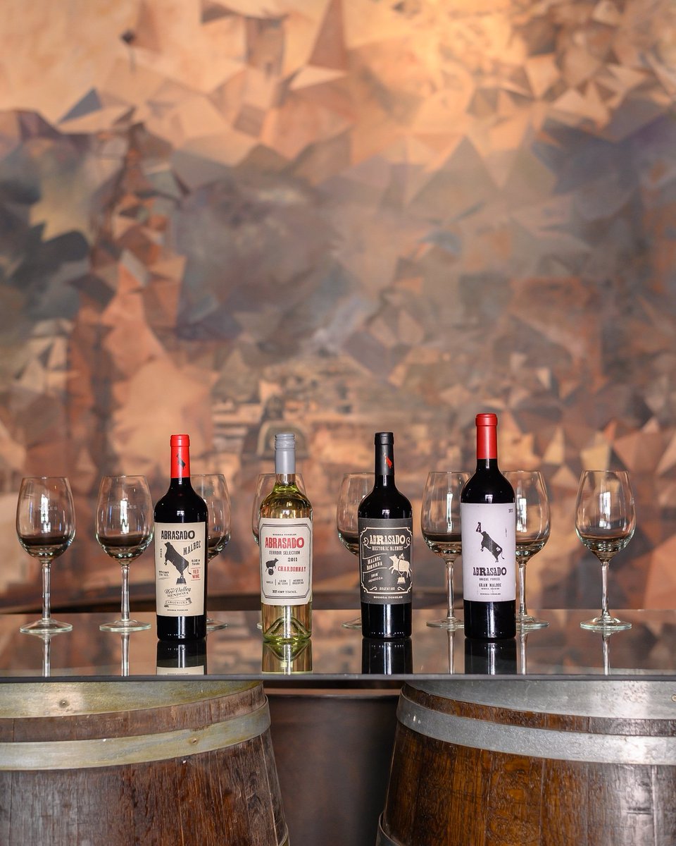 Te invitamos a disfrutar de nuestro portfolio de vinos, pensado para maridar con los mejores cortes de carne de Abrasado.

¡Te esperamos!