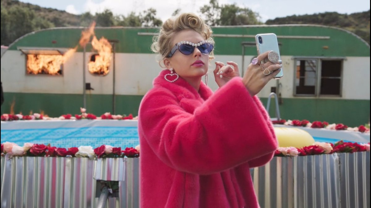 Proje, jüri, konsept, cart curt...
BEN;