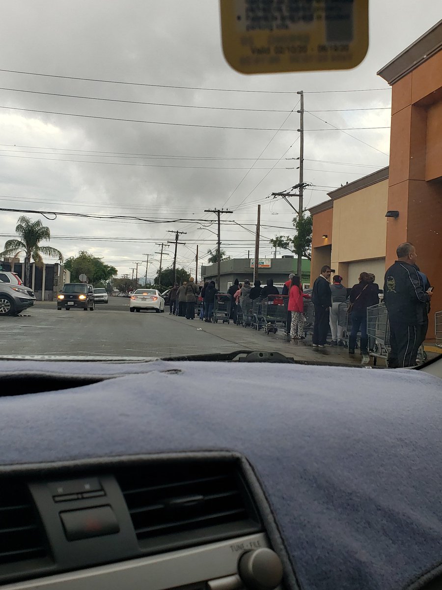 لوس انجلس هذا الصباح
صف اكبر من صف البنزين عندنا 
بس عشان تشتري موية 
اللهم احفظنا