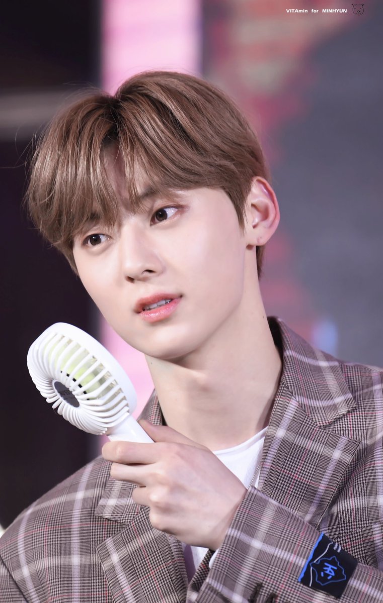 VITAmin_9589's tweet photo. 191201 칭따오 팬 싸인회
#민현 #황민현 #MINHYUN #minhyun 
#뉴이스트 #NUEST https://t.co/XC5ObisN1q