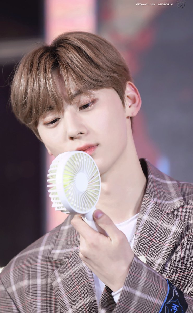 VITAmin_9589's tweet photo. 191201 칭따오 팬 싸인회
#민현 #황민현 #MINHYUN #minhyun 
#뉴이스트 #NUEST https://t.co/XC5ObisN1q