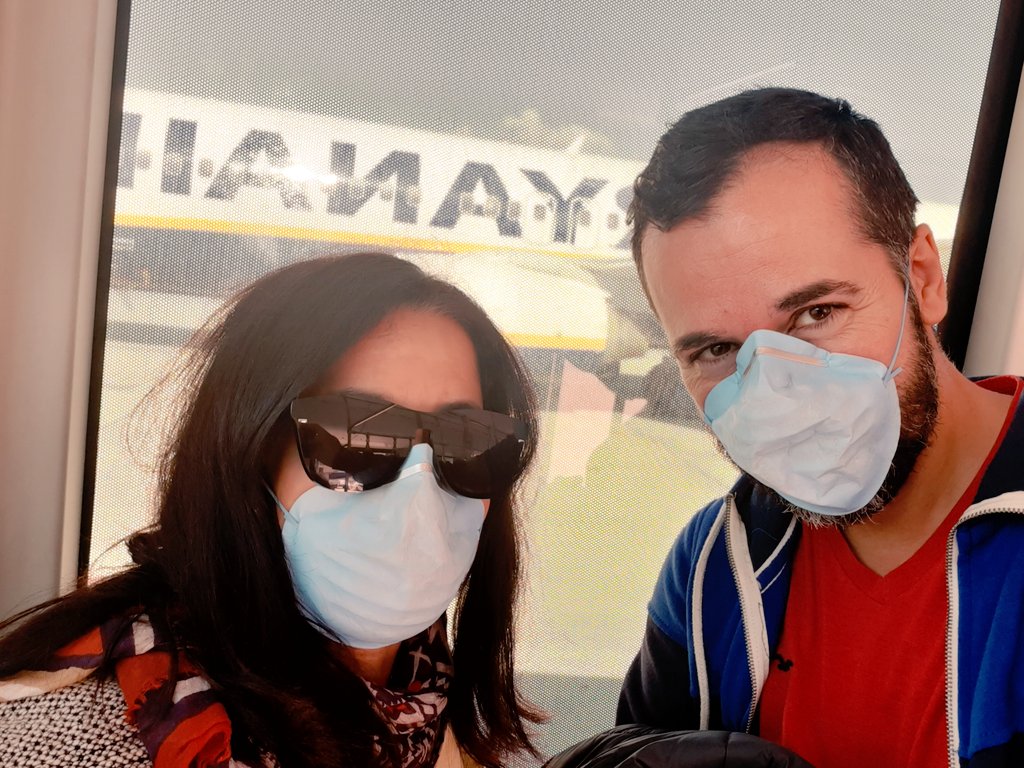 Recién aterrizados de Egipto 💪💪🥳🥳 🇪🇬. Ha sido una auténtica odisea pero aquí estamos 👏👏. Ahora directos para casa 🏡🏡. La que me acompaña no es el rey del pop sino <a href="/evacordon/">Eva Cordón</a> 🤣🤣🤣