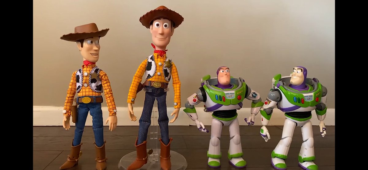 ユナ トイストーリーコレクション タカラトミー トイストーリー ウッディ バズ これはタカラトミーへのあてつけなのだろうか 両端のウッディとバズはタカラトミーから販売されてる玩具 対して中央のウッディとバズは トイストーリーコレクションを改造