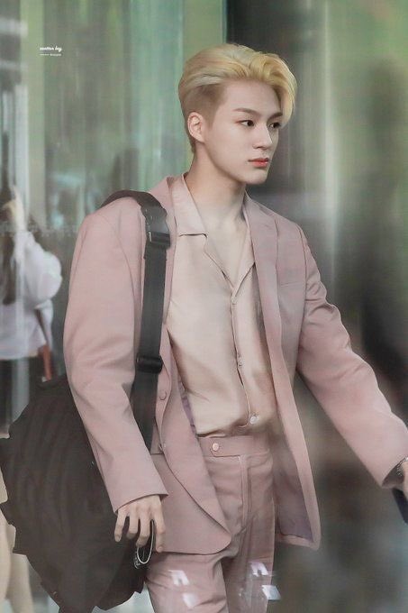 bunnybam_'s tweet photo. เป็นอีกเซ็ตที่ชอบมาก ชุดสูทในตำนาน เจโน่ลีสูทชมพู+ผมบลอนด์อันเดอร์คัท สีชมพูที่ผัวมาก คือที่สุดมาก หล่อเกินไปมากเจโน่! #JENO https://t.co/lmXDUQ9cgt