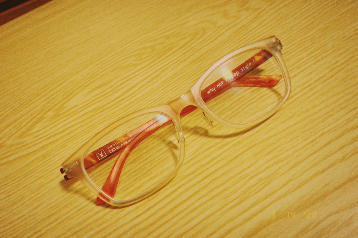 fairy_in_wonder's tweet photo. かれこれ5年以上使ってるワス👓軽くて可愛いしお気に入りなんやけど所々剥げてきたな…明洞のお店は無くなっちゃったけどギャラリアにあるんよね?またソウル行ったら覗いてみたい😎 #WHYSTYLE https://t.co/TAG5VtHuYN