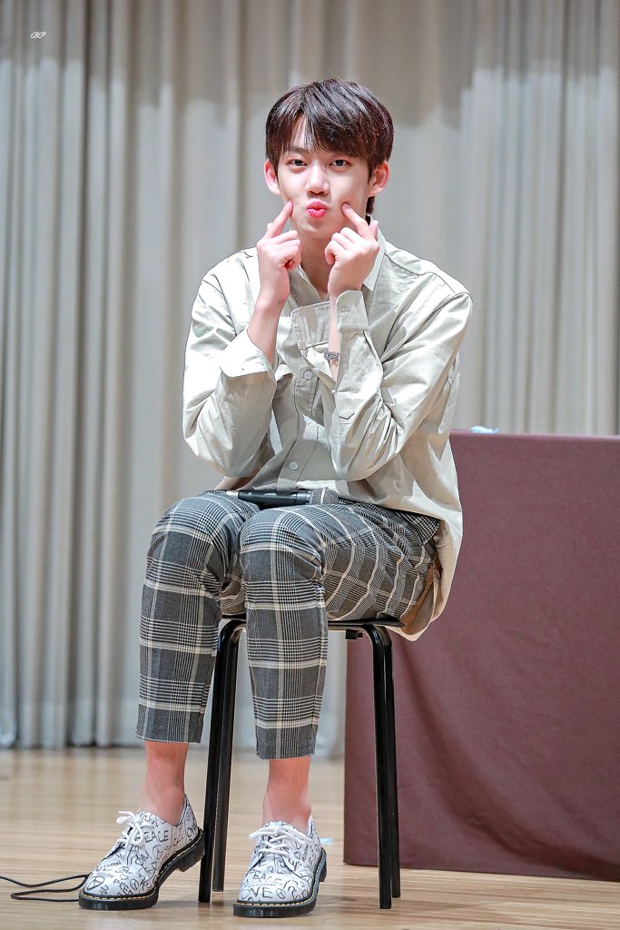 000923_com's tweet photo. [💛] 190907 압구정 팬싸

준영이 3개국어 한다며?
한국어 귀여어 사랑스러어 

 #아이즈 #준영 #이준영 #IZ #JUNYOUNG #アイズ #ジュニョン #ㅈㅇ923 #THE_IZ #TheDay #더아이즈 #더데이 @official__IZ https://t.co/YLtN9j2hnv