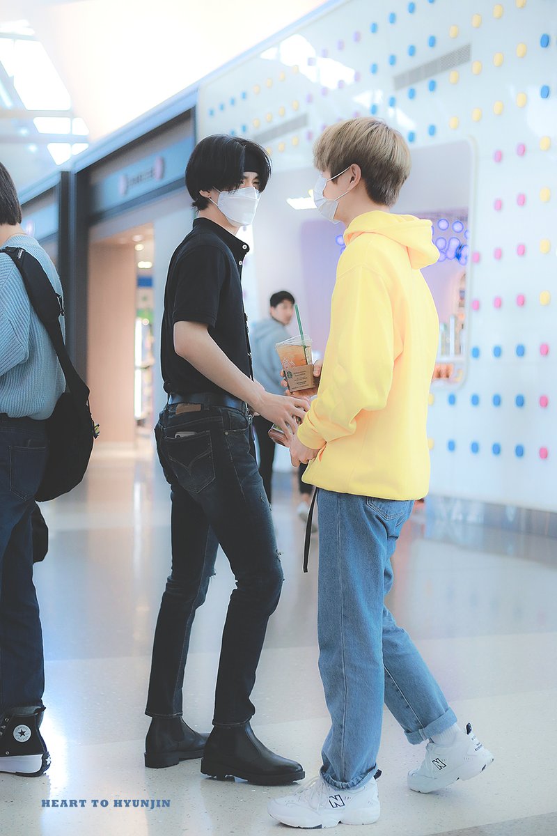 Heart_toHyunjin's tweet photo. 200219 LAX HQ

🖤 애기들 💛

#StrayKids #Hyunjin #스트레이키즈 #황현진 #스키즈 #현진 #LoveHyun @Stray_Kids https://t.co/lGMl50FJLH