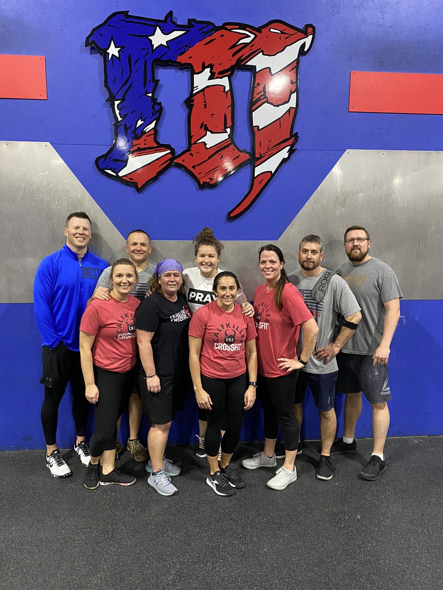 farrah_griffith's tweet photo. Great night supporting tornado victims with my 6am peeps! 7 min. Clean and Jerks.
#mayhemformiddletennessee https://t.co/KGLpHFywcM