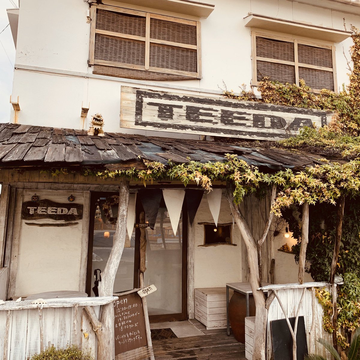 BlackenTalbo's tweet photo. 洞窟カフェ☕️
めっちゃ雰囲気イイ🙆‍♂️
運良く2階席✨

#TEEDA
#TEEDACAFE
#洞窟カフェ
#雰囲気いい
#めっちゃおもしろい
#ゆっくりできる
#有機アールグレイベイクドチーズケーキ
#ダークチョコレートソイケーキ
#スマトラマ���デリン
#有機ホットアールグレイ
#美味しかったです
#ごちそうさま https://t.co/ori13e3DyC