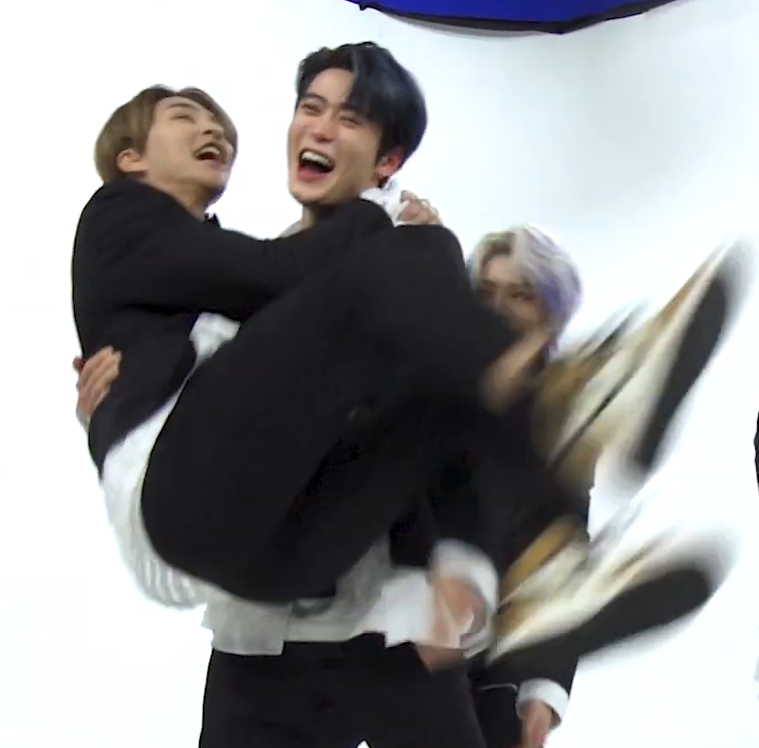 NCT_PPURI's tweet photo. 사랑한다!!! 해놓고 패대기 ㅋㅋㅋㅋㅋ https://t.co/ccoUdzBU8u